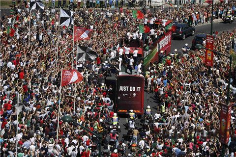  葡萄牙凱旋，萬人空巷