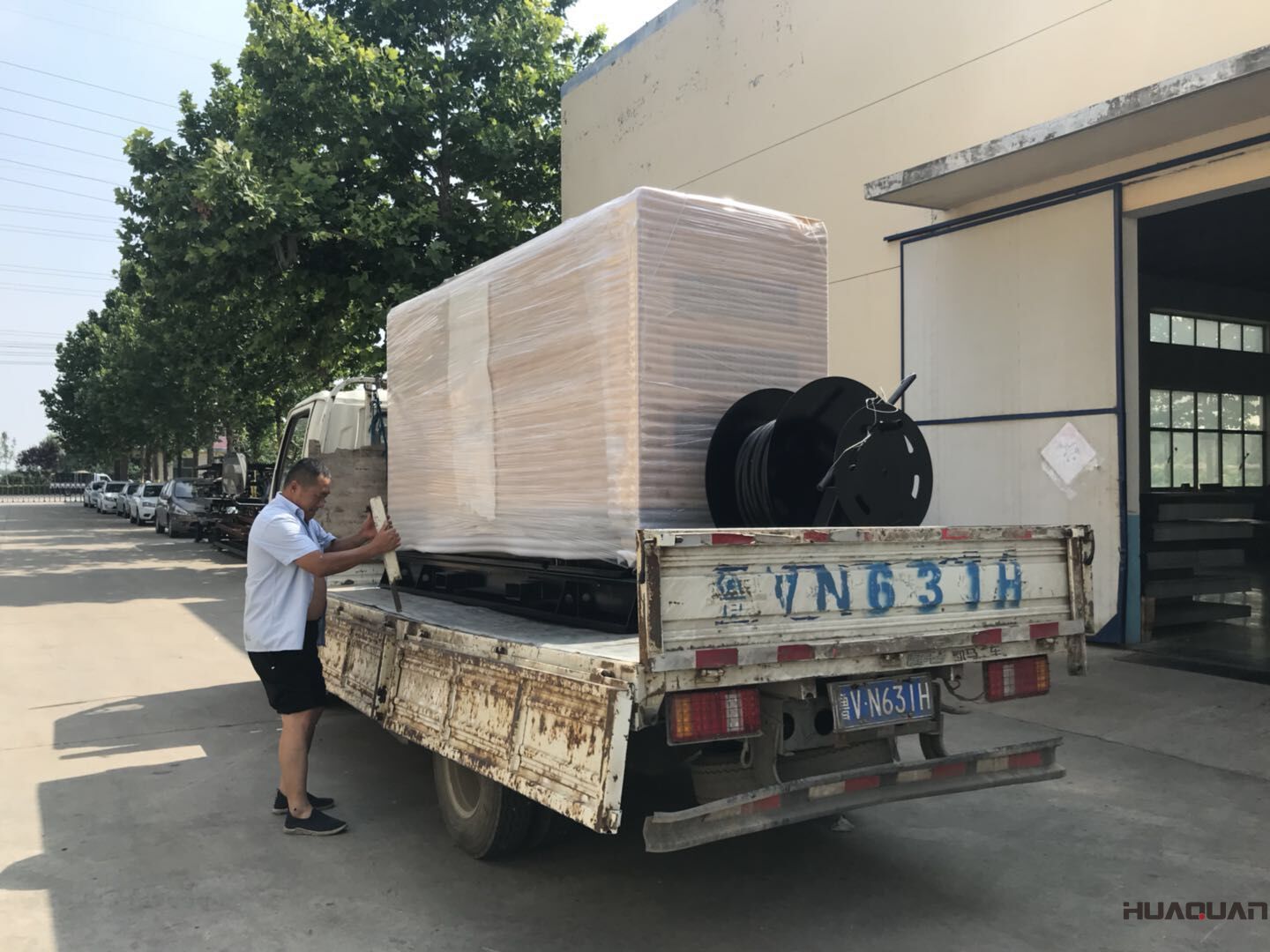 一臺(tái)HQ35GF靜音箱柴油發(fā)電機(jī)組在2018年7月2號(hào)順利發(fā)往江蘇省