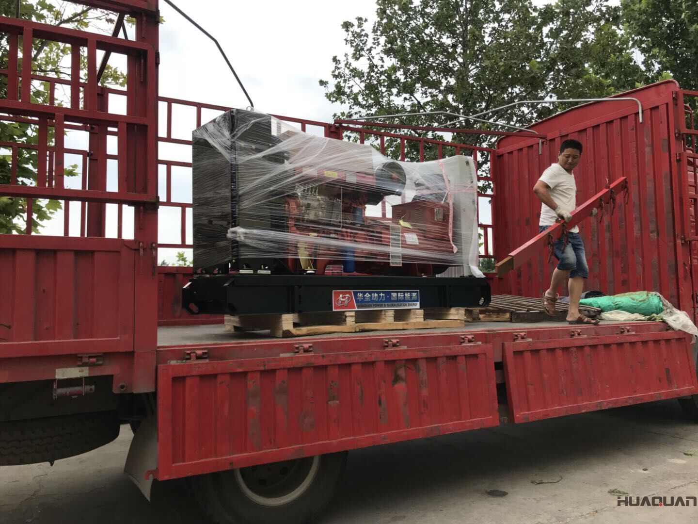 7月28號一臺300kw標(biāo)配型柴油發(fā)電機(jī)組發(fā)往山東