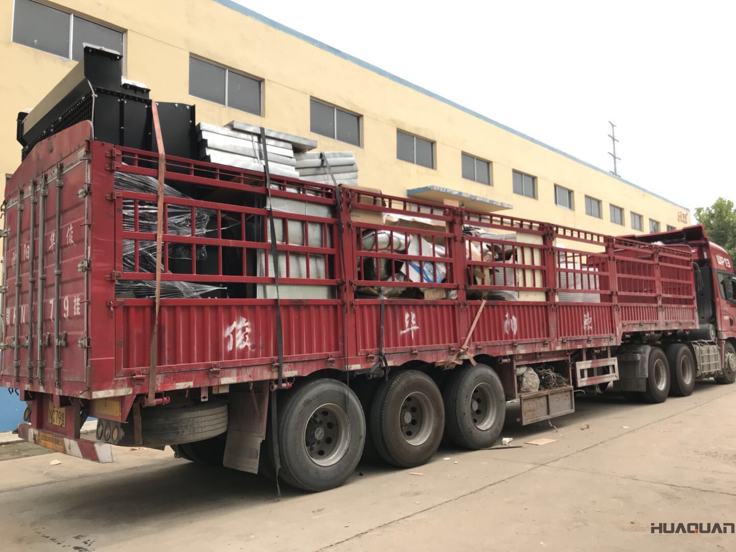 一臺1200kw標(biāo)配柴油發(fā)電機(jī)組于8月8日順利發(fā)往湖北省