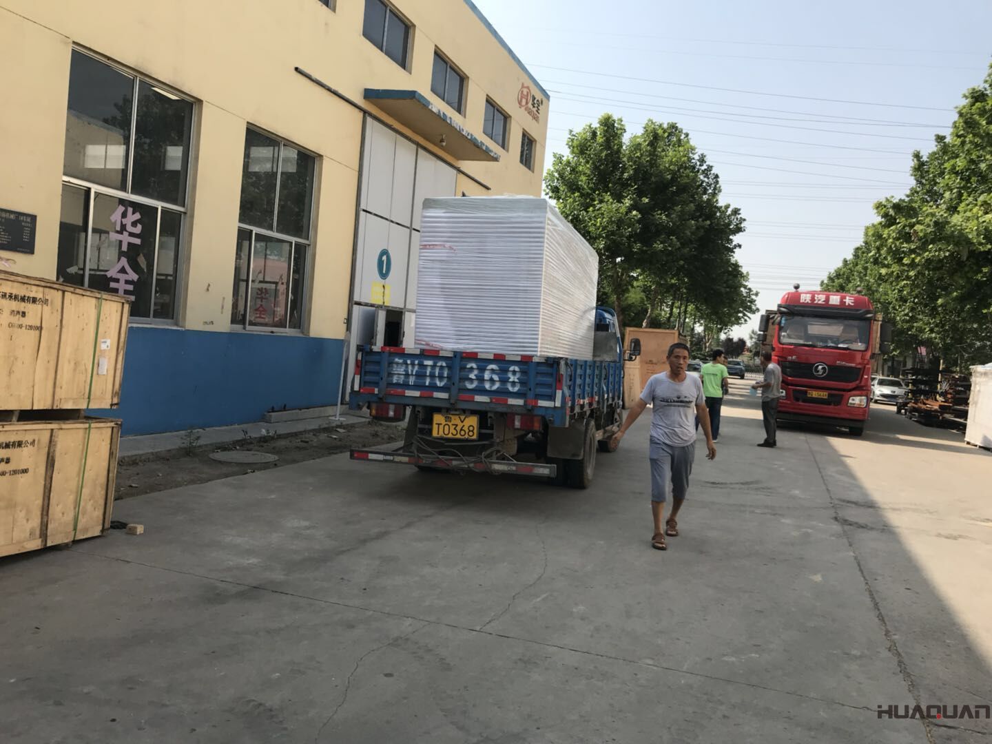 一臺300kw立柜式柴油發(fā)電機(jī)組于8月13日發(fā)往河南