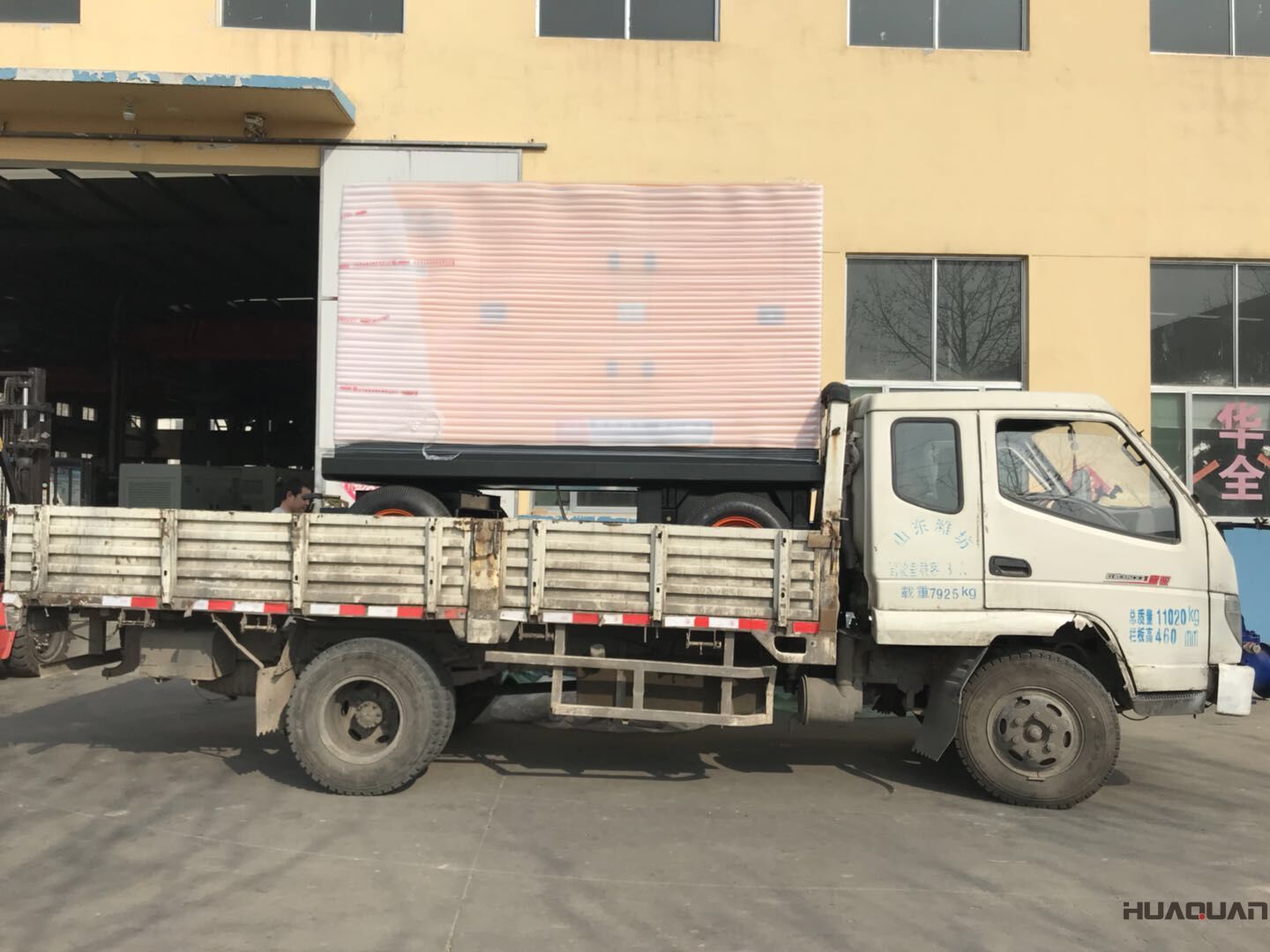 8月16日，一臺(tái)150kw移動(dòng)靜音拖車柴油發(fā)電機(jī)組從華全動(dòng)力發(fā)往山東省