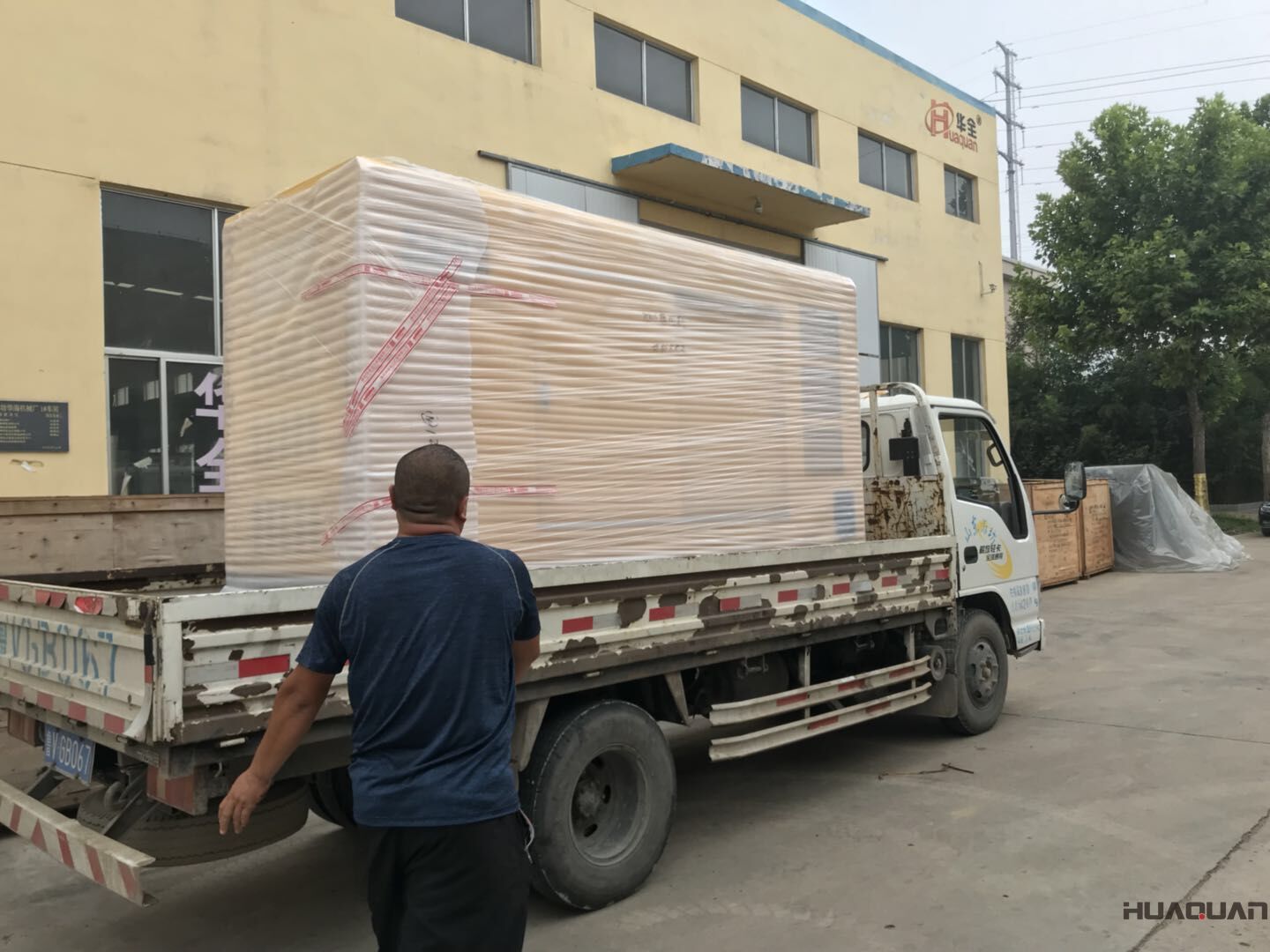 8月26日，一臺(tái)100kw立柜自啟動(dòng)柴油發(fā)電機(jī)組從華全動(dòng)力順利發(fā)往山東省