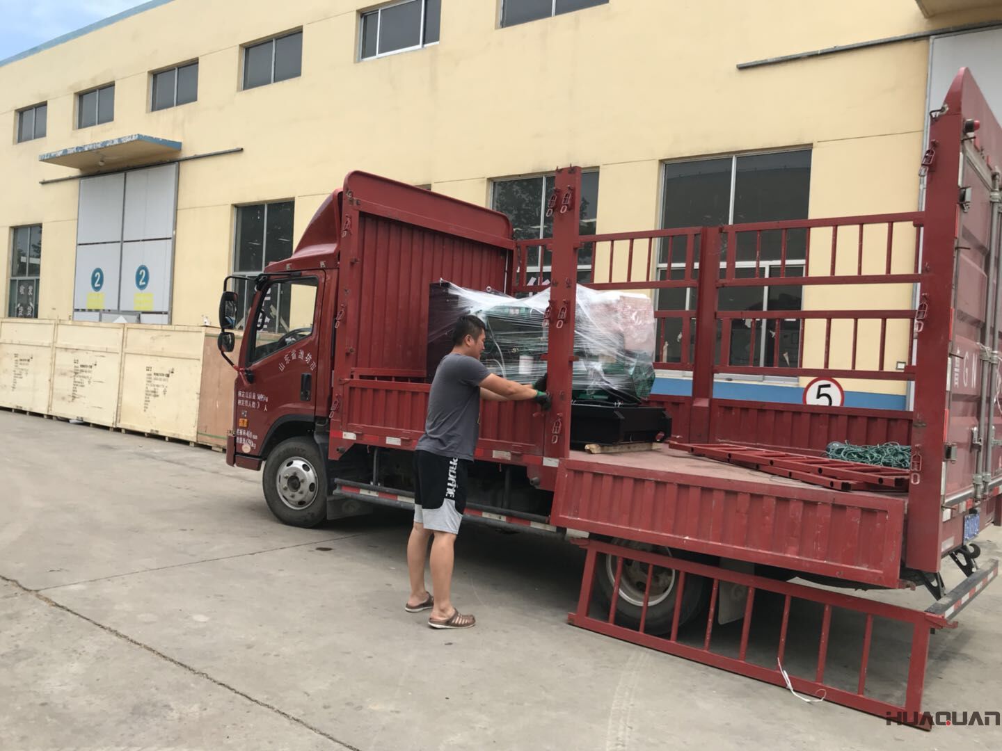 一臺30kw標(biāo)配柴油發(fā)電機(jī)組于8月30日順利發(fā)往湖北省