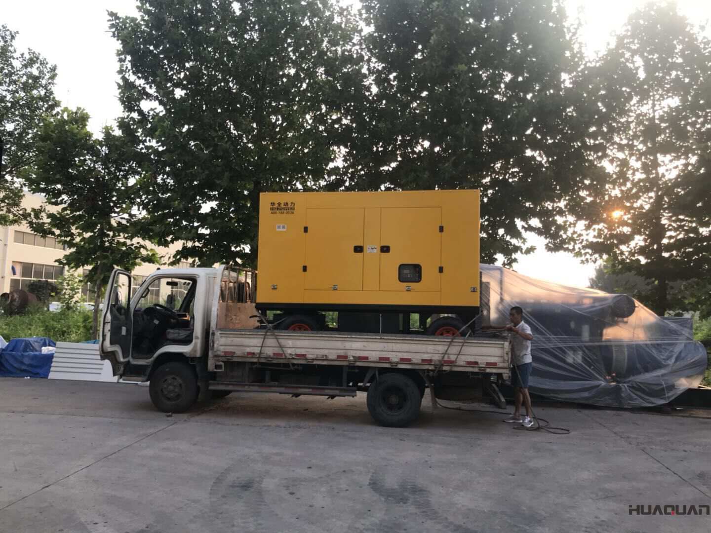 一臺300kw移動靜音拖車型柴油發(fā)電機(jī)組于9月23日發(fā)往山東
