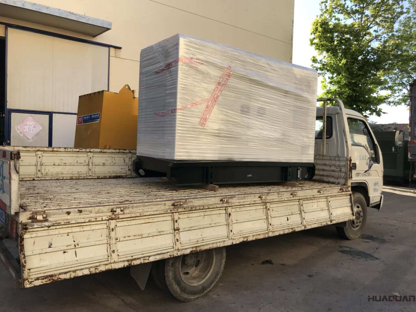 一臺100kw靜音箱型柴油發(fā)電機(jī)組于9月27日發(fā)往海南	