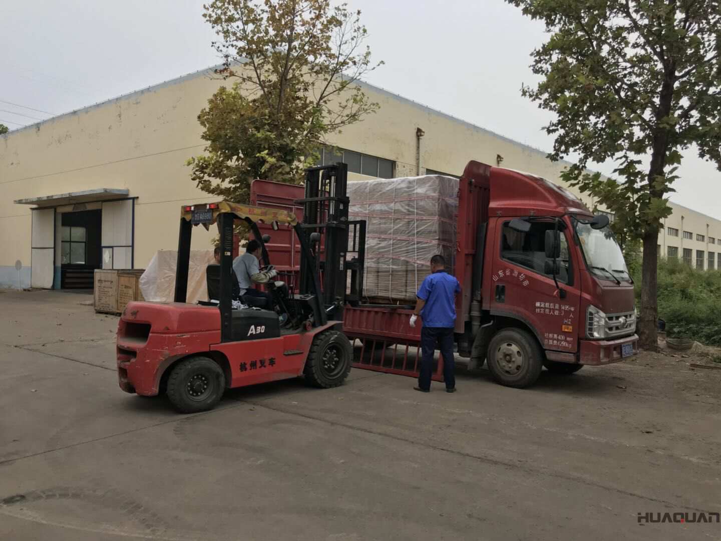 9月29日一臺(tái)100kw防雨棚型柴油發(fā)電機(jī)組已發(fā)往山東