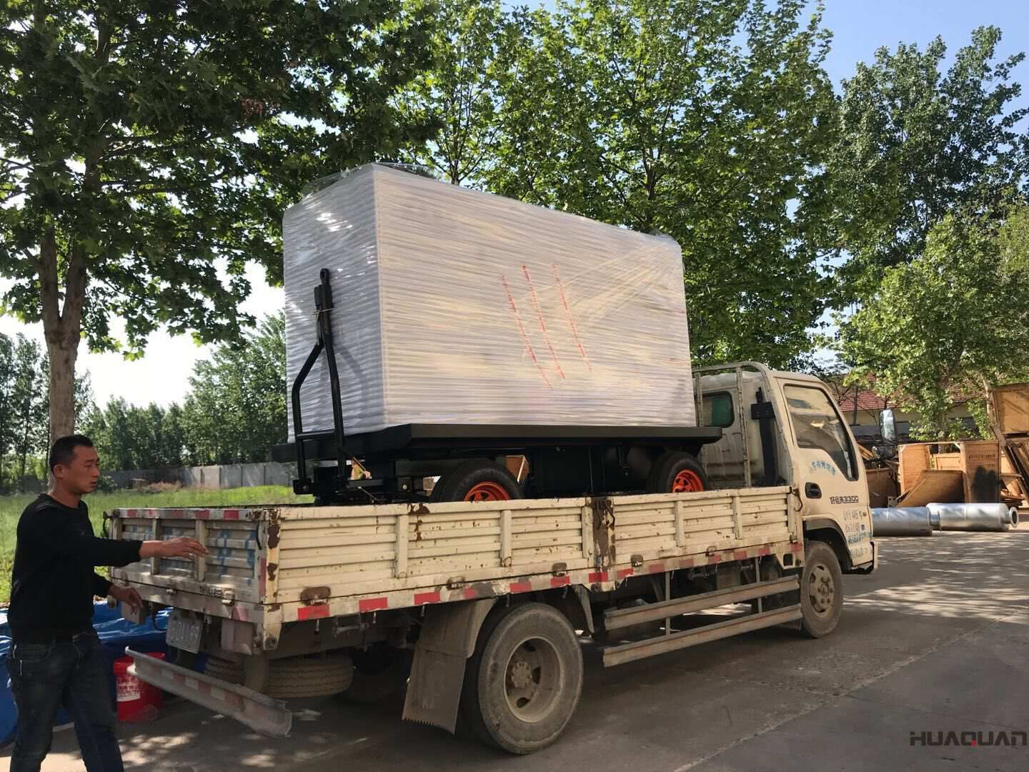 10月9日一臺(tái)30kw移動(dòng)拖車(chē)（含棚）型柴油發(fā)電機(jī)組發(fā)往山東