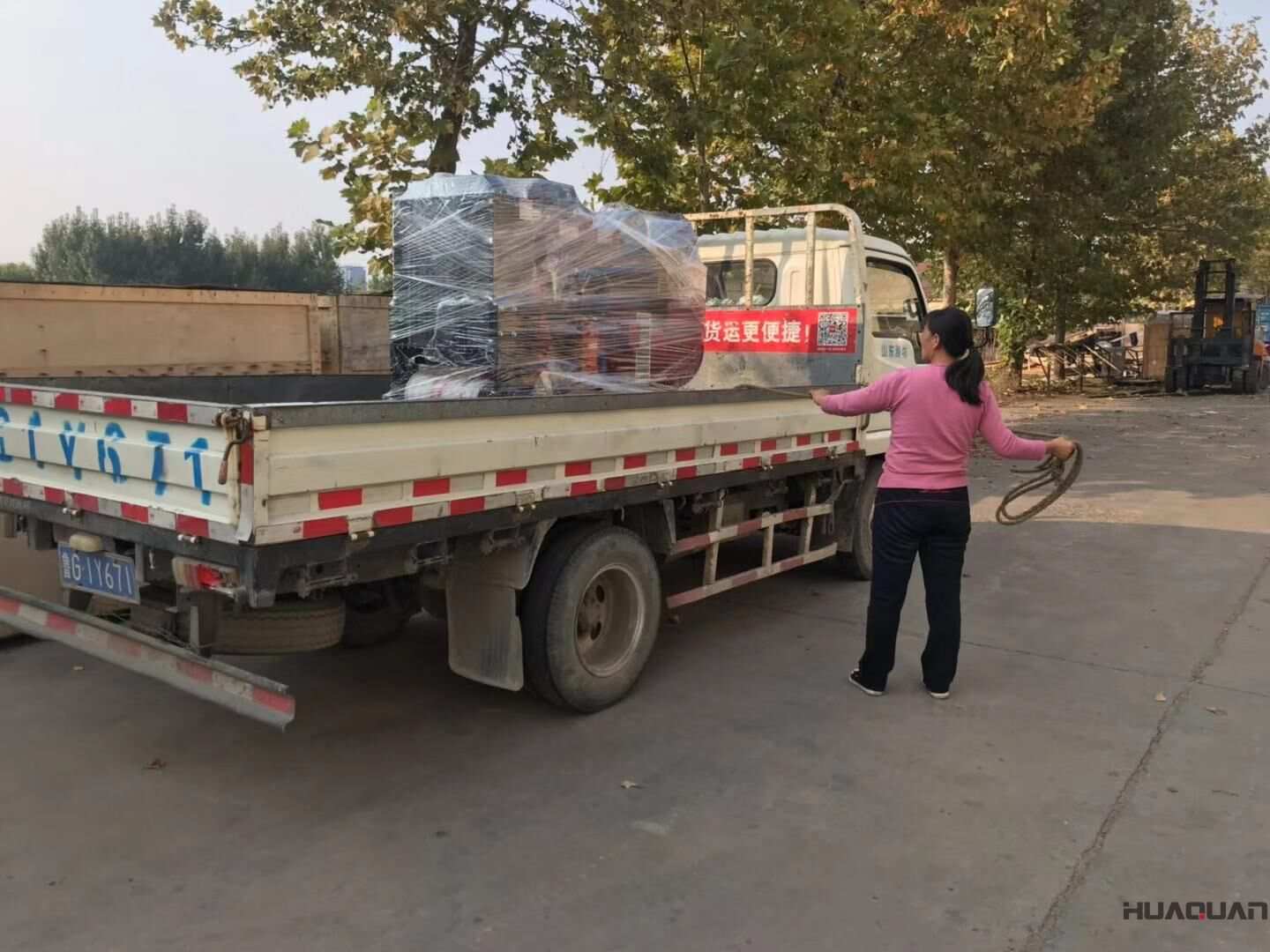 10月17日，楊先生在華全動(dòng)力代裝的一臺(tái)25kw移動(dòng)靜音拖車(chē)柴油發(fā)電機(jī)組現(xiàn)已成功發(fā)貨