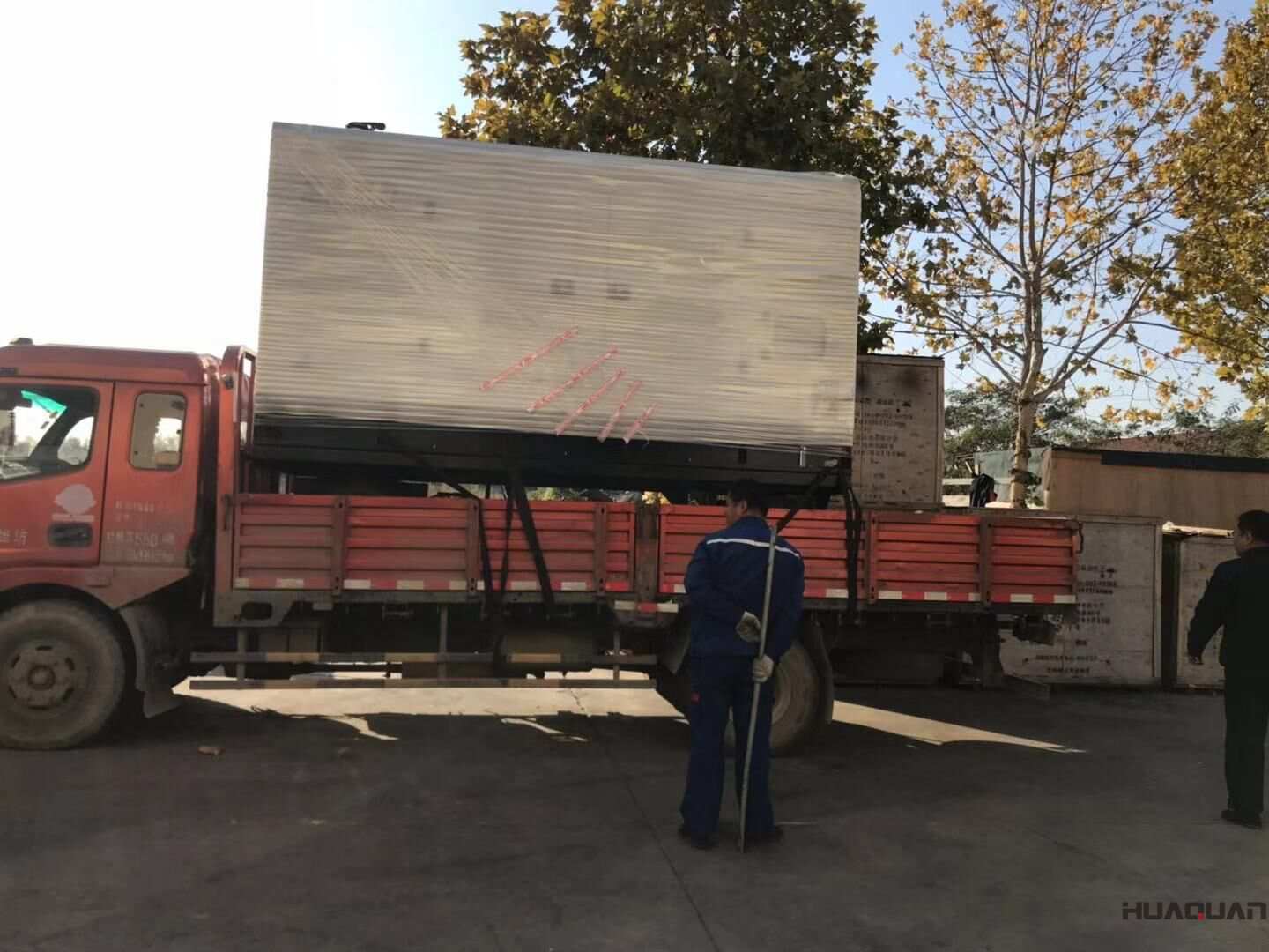 一臺120kw移動靜音拖車柴油發(fā)電機(jī)組于10月19日從華全動力順利發(fā)貨