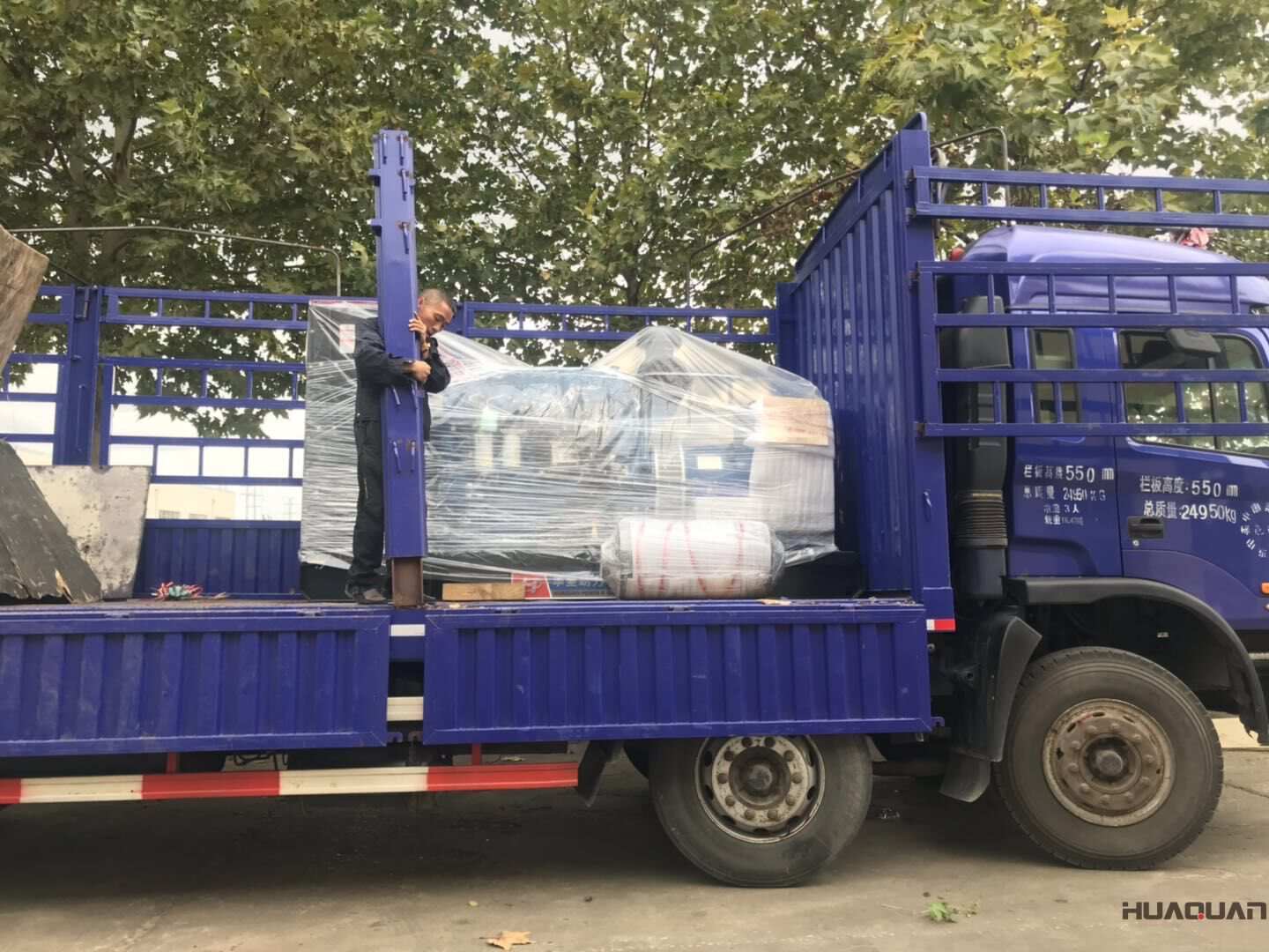 遼寧岳先生10月25日從華全動力訂購了一臺300kw底座油箱立柜四保護柴油發(fā)電機組，現(xiàn)已順利發(fā)往目的地