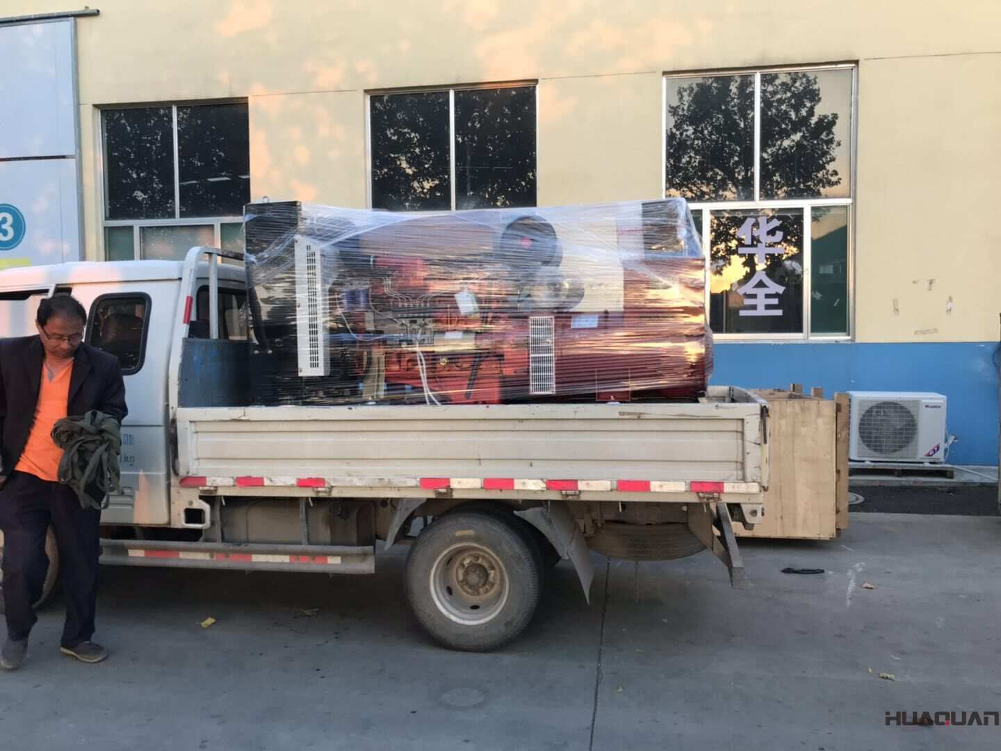 一臺(tái)150kw標(biāo)配柴油發(fā)電機(jī)組于10月27日順利從華全動(dòng)力發(fā)往山東