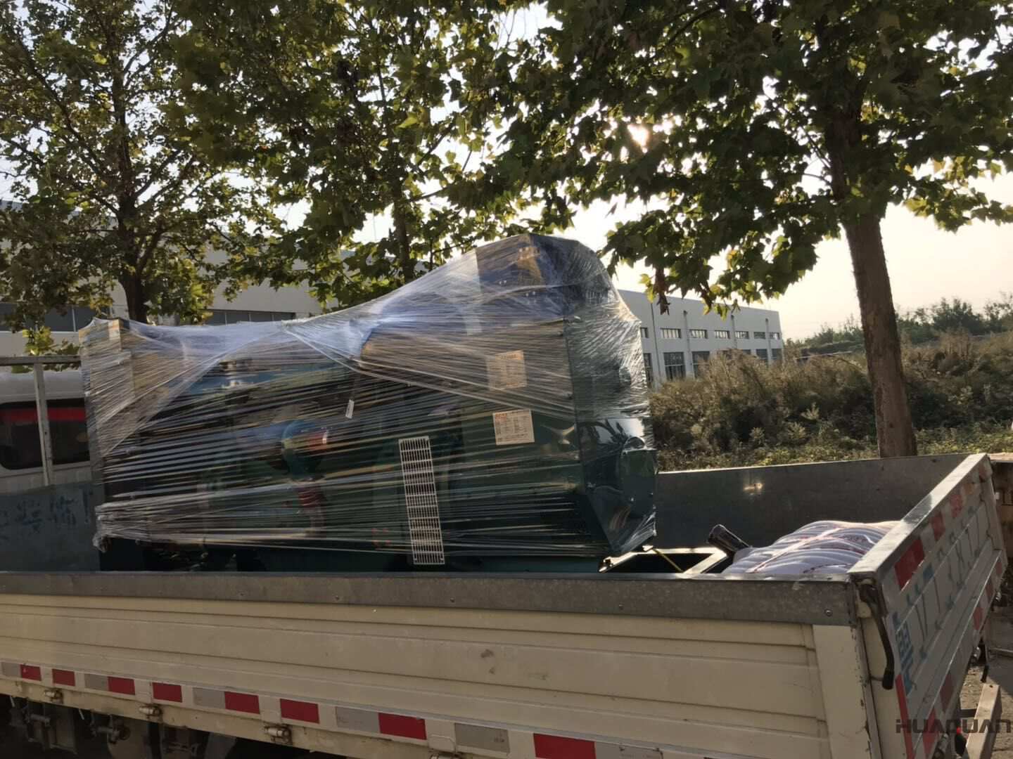 山東嚴(yán)先生于10月30日在華全動(dòng)力采購(gòu)了一臺(tái)100kw標(biāo)配柴油發(fā)電機(jī)組，現(xiàn)已檢查無(wú)誤，正式發(fā)往目的地