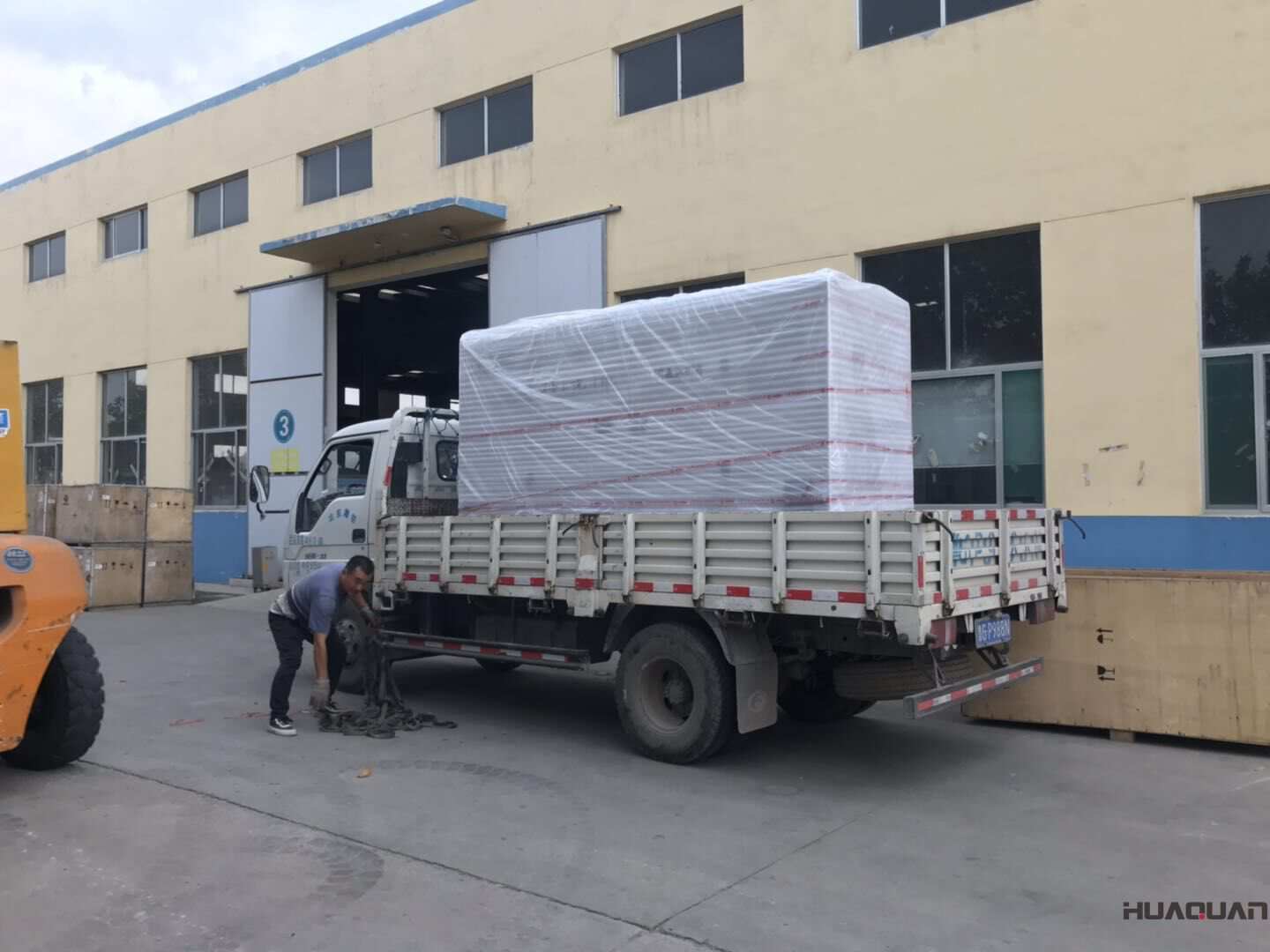 10月30日，江蘇王先生經(jīng)朋友介紹從華全動(dòng)力采購(gòu)了一臺(tái)100kw自動(dòng)化柴油發(fā)電機(jī)組，現(xiàn)已成功發(fā)往江蘇