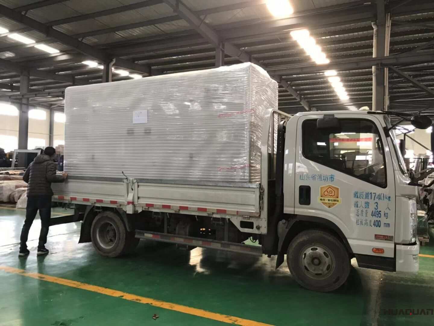 河南楊先生11月2日從華全動(dòng)力采購(gòu)了一臺(tái)300kw移動(dòng)靜音拖車柴油發(fā)電機(jī)組，現(xiàn)已發(fā)往目的地