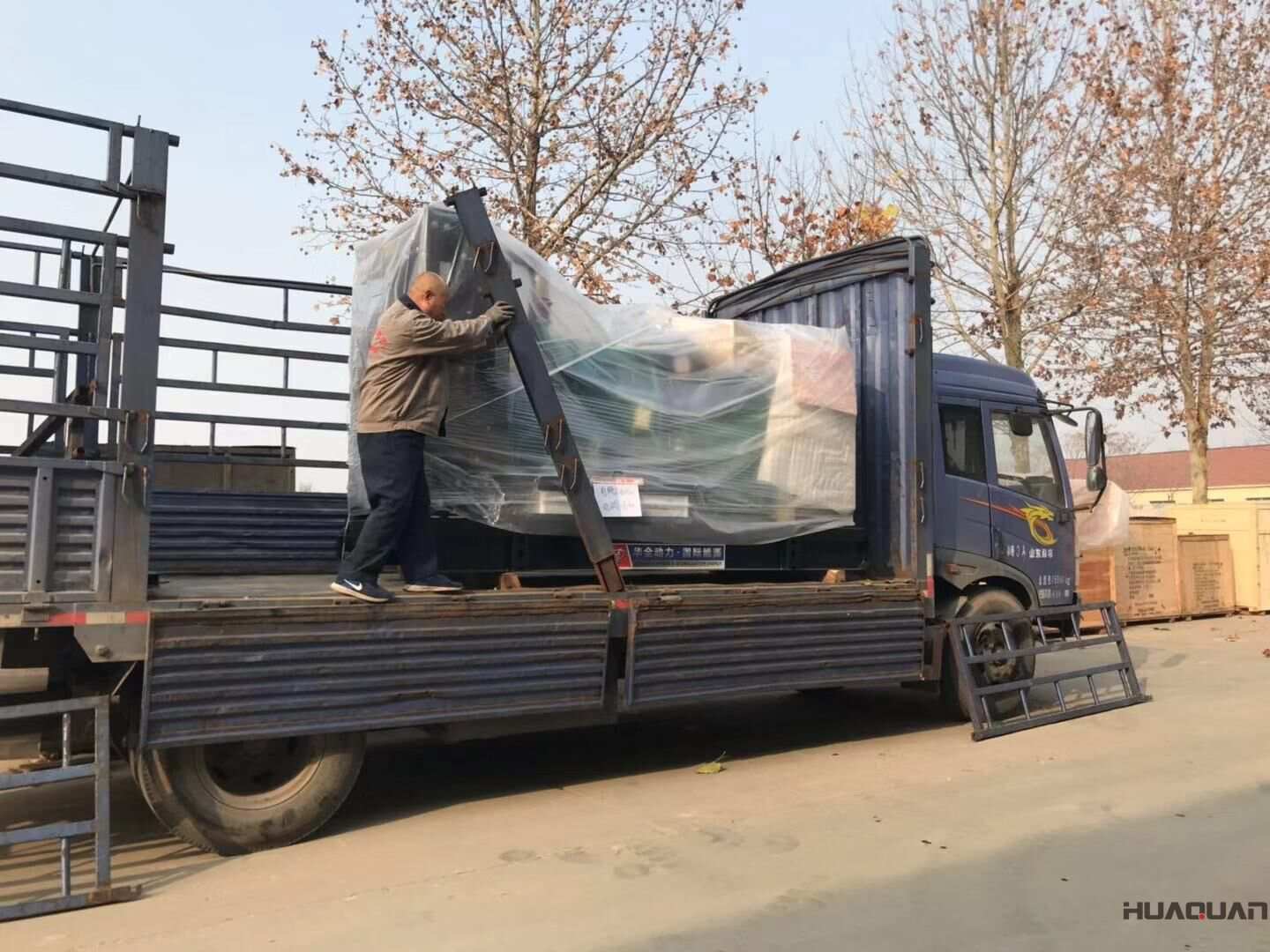 11月24日，一臺400kw立柜四保護柴油發(fā)電機組從華全動力順利發(fā)往遼寧省