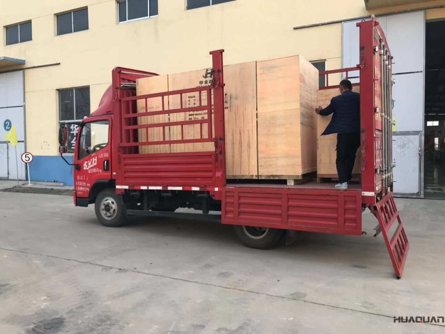 黃先生從華全動力訂購的250kw自動化柴油發(fā)電機(jī)組已于11月28日順利發(fā)往廣西