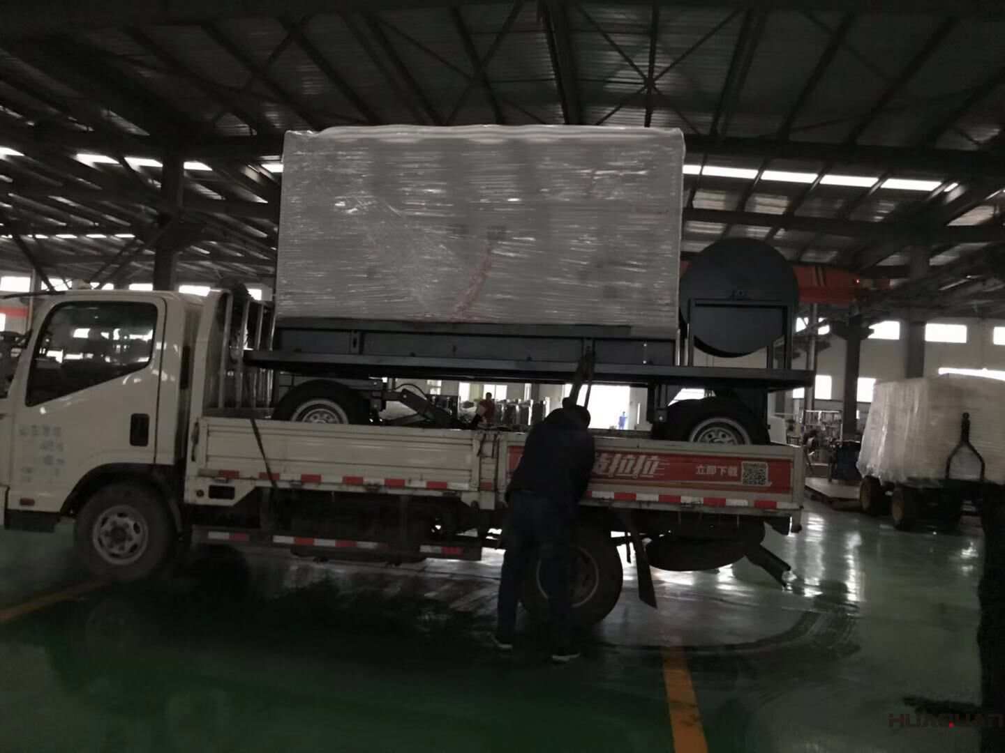 11月28日，葉先生從華全動力訂購的一臺120kw移動靜音拖車柴油發(fā)電機組現(xiàn)已成功發(fā)往遼寧省