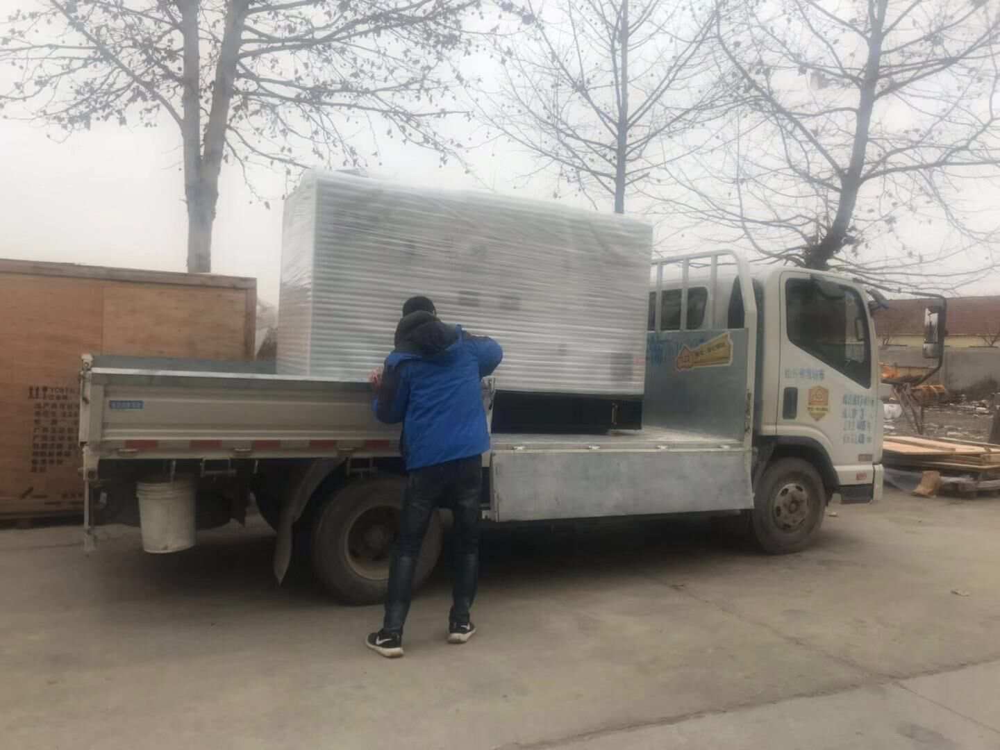 山東省楊先生在華全動力采購的75kw標(biāo)配柴油發(fā)電機(jī)組的代裝底架已于12月1日成功發(fā)往目的地