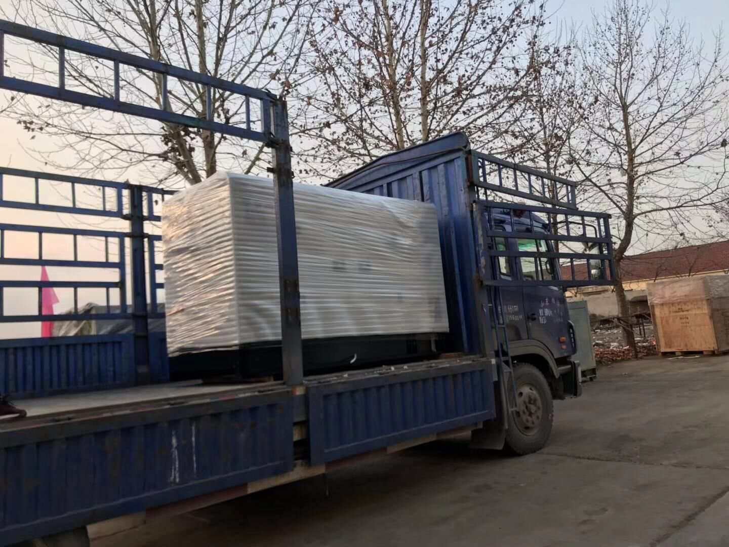 華全動力一臺200kw靜音箱柴油發(fā)電機(jī)組于12月6日順利發(fā)往云南省