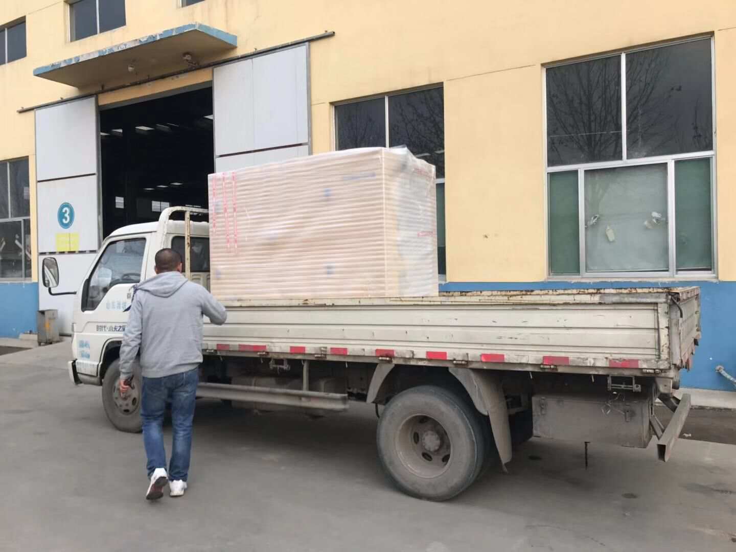 12月8日，華全動力一臺10kw立柜靜音柴油發(fā)電機(jī)組成功發(fā)往廣東省