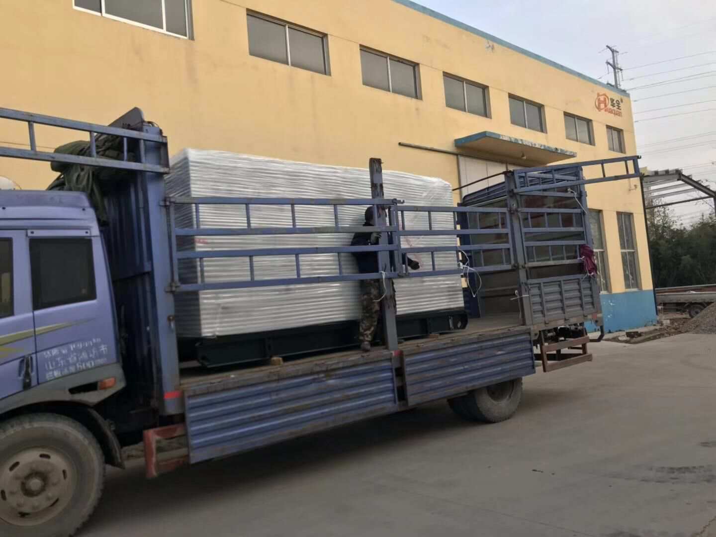 12月18日，山東省劉先生從華全動(dòng)力采購(gòu)的180kw自動(dòng)化柴油發(fā)電機(jī)組順利發(fā)往目的地