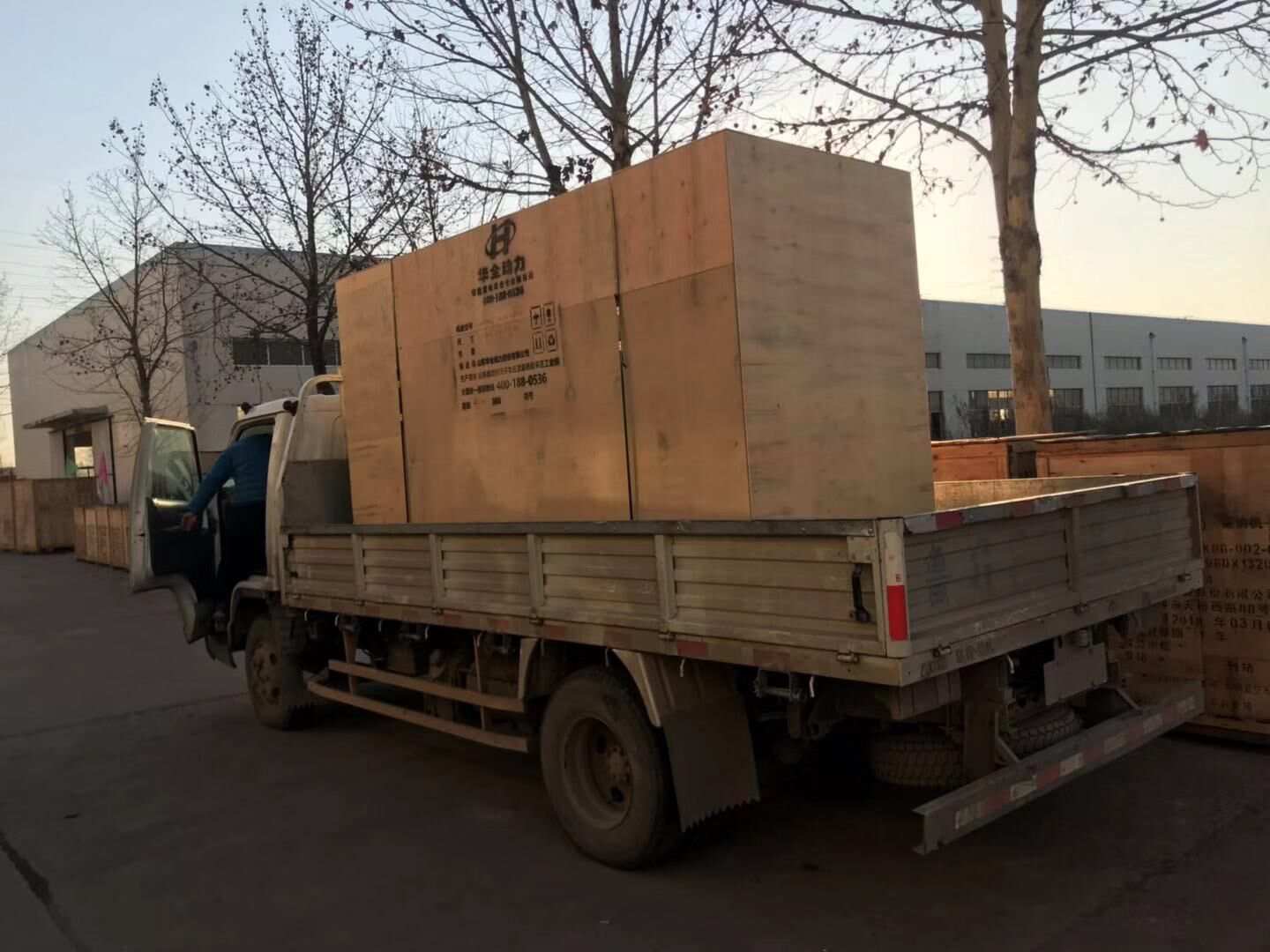 12月22日，一臺300kw靜音箱柴油發(fā)電機組從華全動力順利發(fā)往甘肅省