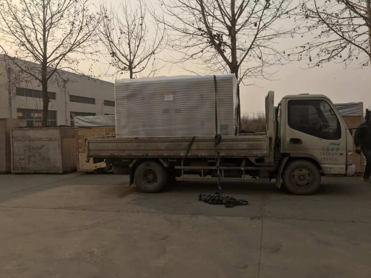 華全動(dòng)力一臺(tái)100kw含棚移動(dòng)拖車柴油發(fā)電機(jī)組于1月9日成功發(fā)往福建省