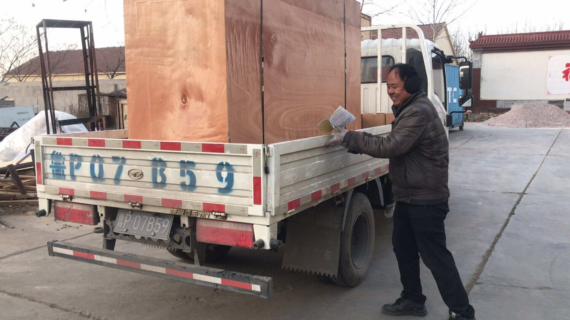 1月12日，湖北省李先生從華全動力采購的80kw移動靜音升降燈順利發(fā)往目的地