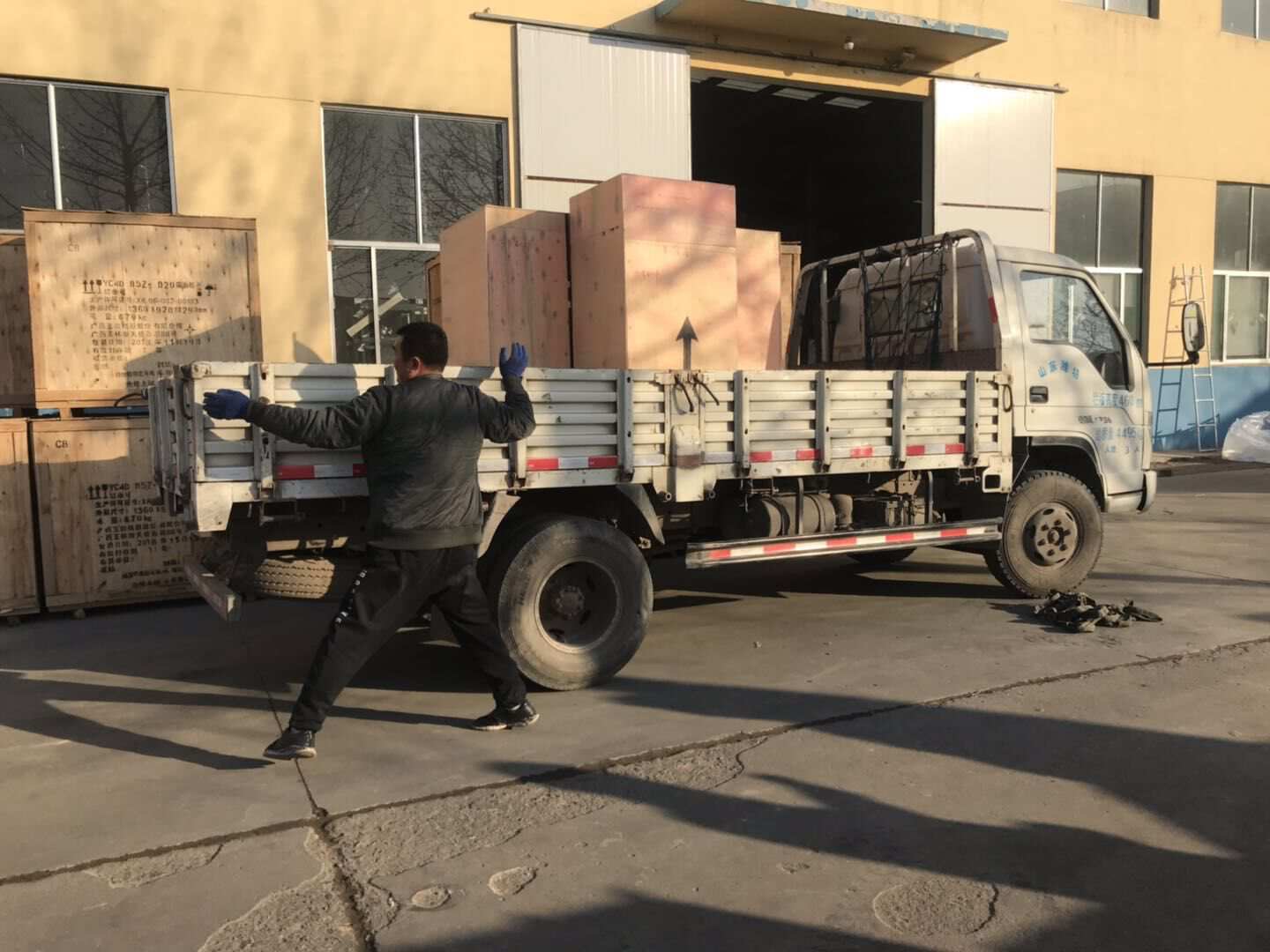 1月22日，隋先生從華全動力采購的150kw標配柴油發(fā)電機組已成功發(fā)往遼寧省