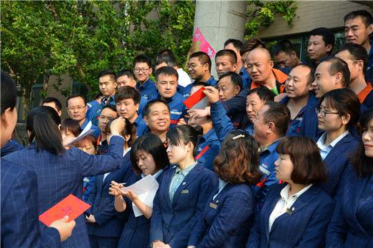 在母親節(jié)，華全發(fā)放紅包禮物