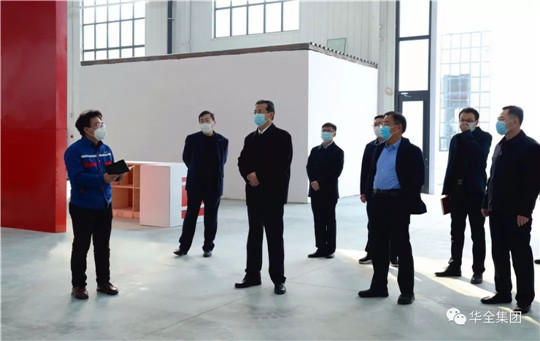 華全集團總經(jīng)理趙立增向李蘭祥領(lǐng)導(dǎo)一行作詳細匯報