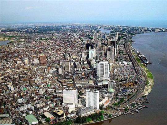 在尼日利亞，一臺發(fā)電機組，“電”亮一座城