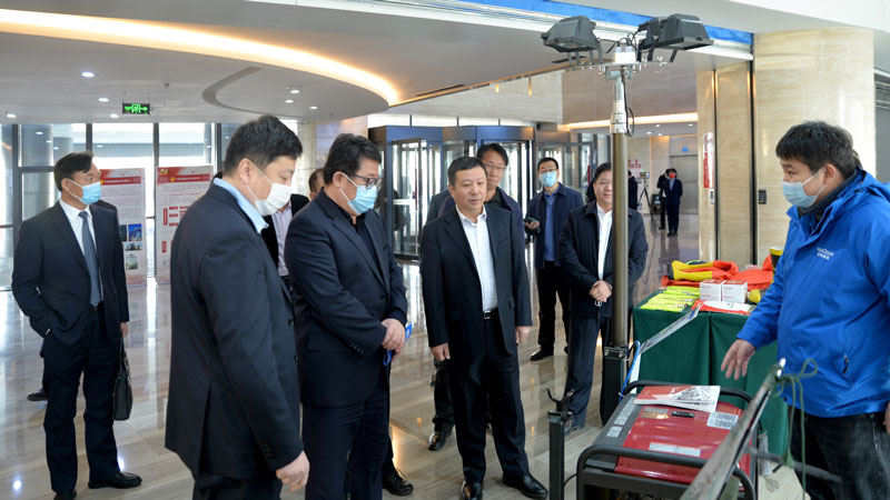 濰坊市領(lǐng)導(dǎo)蒞臨華全動(dòng)力展位，詳細(xì)詢問(wèn)公司發(fā)展情況、產(chǎn)品情況等