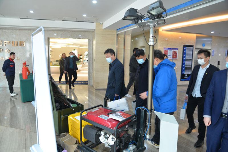 濰坊市領(lǐng)導(dǎo)蒞臨華全動(dòng)力展位參觀考察發(fā)電機(jī)組、儲(chǔ)能電源和水泵機(jī)組